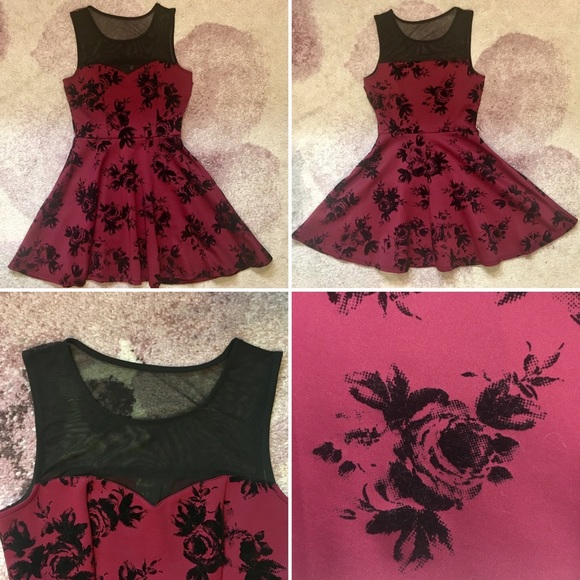 Dresses & Skirts - Sweetheart/illusion neckline dress - size small